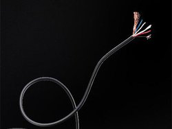 �g�b�v�E�C���O�A���ЊJ���̋ɍ׌a4�c�V�[���h�P�[�u���uFLUX�v�B�����iRCA/XLR�P�[�u����