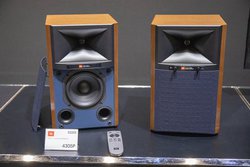 JBL�̃A�N�e�B�u���j�^�[�u4305P�v�AHDMI���ڂ̃I�[���C�������V�X�e���uL75ms�v�Ȃǃn�[�}���ŐV���i��������I