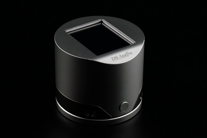 DS AUDIO�A���R�[�h�̕ΐS�����o�ł���X�^�r���C�U�[�uES-001�v�B�~�����w���E�n�C�G���h�ɂĂ���I��