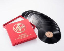 �u2022�����C���^�[�i�V���i���I�[�f�B�I�V���E�v�ɉ����o�ł̃u�[�X���o�X�I �����́w���B�[�i�X�E���R�[�h�xBOXSET������̔�