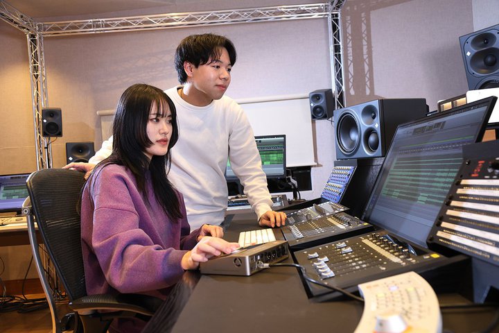 {Hw@ɁAC}[VuI[fBÎ߂̃f[\zBƐifɊp