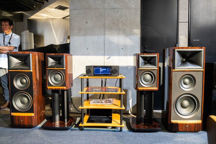 JBL80NLOgT~bgV[YhAtA^́uMakaluvuPumorivsW