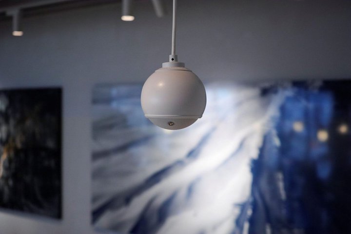 �g���̃f�U�C���hGALLO ACOUSTICS�̃X�s�[�J�[�ŉ����C���e���A���[���B�T�E���h�N���G�C�g�̐V���