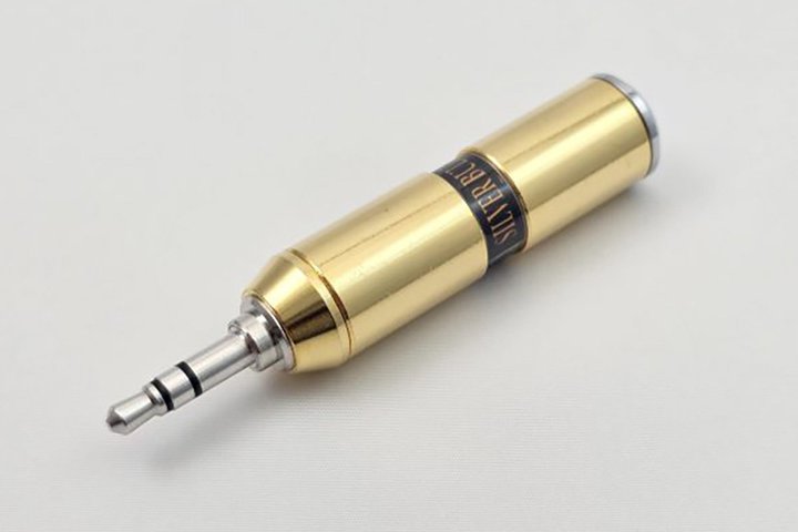 �I�[�f�B�I�݂��񂱁A3.5mm�X�e���I�~�j�[�q�p���z�A�[�X�uSILVER BULLET 3.5GR�v�B50����