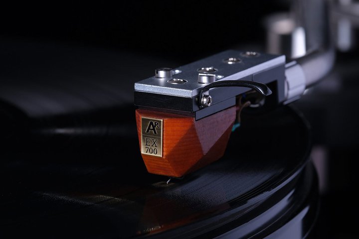 �A�i���O�����b�N�X�AMC�J�[�g���b�W�uEX700�v�B�k�C�^���A�̍ō����X�v���[�X���̗p