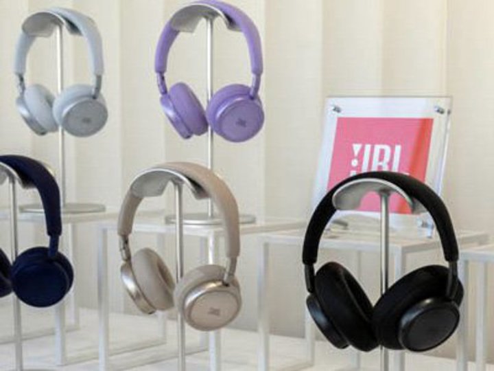 JBL�A�@�\�����������C�����X�w�b�h�z���B�I�[�o�[�C���[�^�uLive 780NC�v�ƃI���C���[�^�uLive 680NC�v