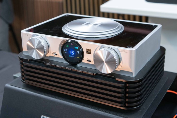 iFi audio�A�l�b�g���[�N�v���[���[�̃t���O�V�b�v�uiDSD Phantom�v�BDSD2048�ɐ��E���Ή�