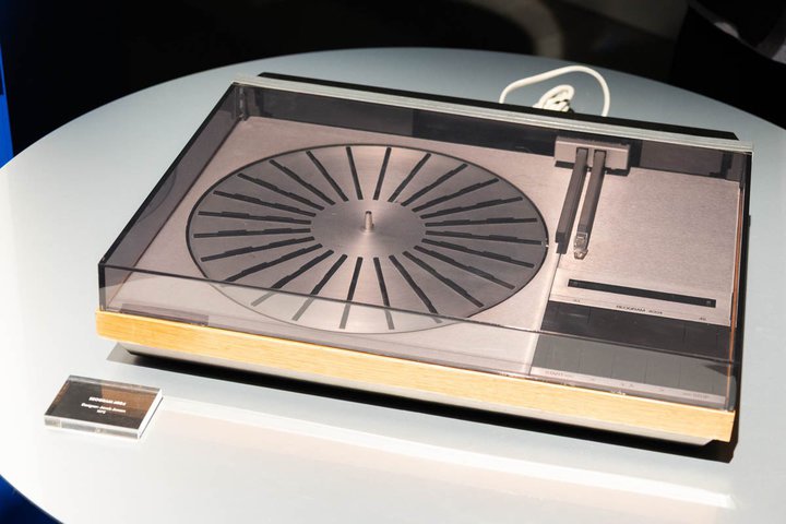 �o���O���I���t�Z���̃f�U�C���N�w�ɔ���B�n��100���N���L�O�����W����A�\�Q���q���Y�ɂ�4/3���J��