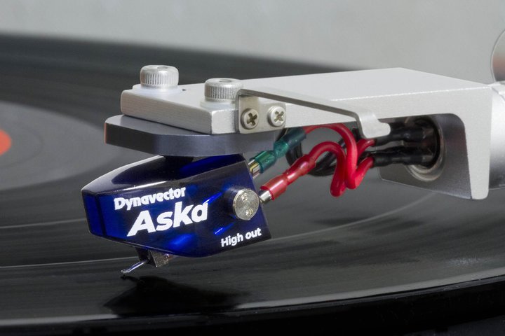 �_�C�i�x�N�^�[�A�V�G���g���[MC�J�[�g���b�W�uASKA�v�B���o�́^��o�͂�2���f��