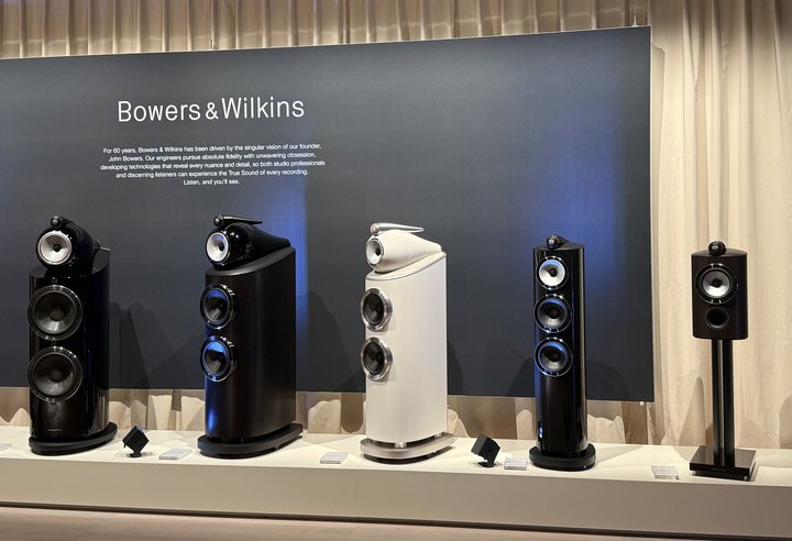 ��HIGH END��B&W�u800 D5�V���[�Y�v���\�A�u60�N�̏W�听�v�B���{�ł͍��H�󒍊J�n