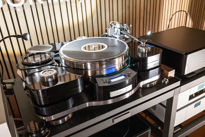 ��HIGH END���e�N�_�X�V����^�[���e�[�u���uAir Force 20�v���}�[�e���uDEXTER�V���[�Y�v����I