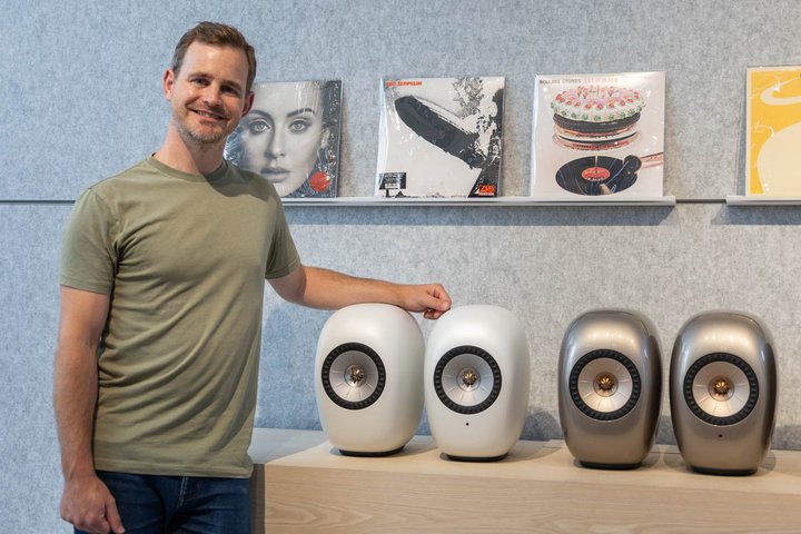 KEF�AUni-Q�h���C�o�[���ڂ̃A�N�e�B�u�X�s�[�J�[�uLS LUXE�v�B�D���ȃf�U�C���ƍ����������\�𗼗�