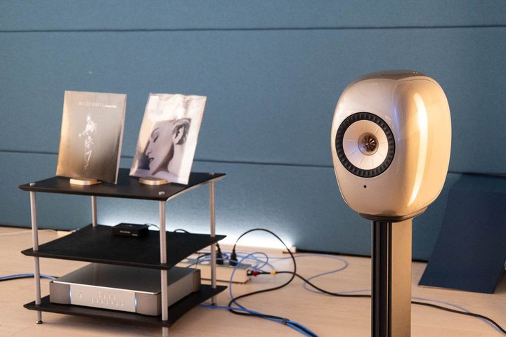 KEF�́g���O�W���A���[�h�X�s�[�J�[���y���ޖ�B�uLS LUXE�v�����L�O�C�x���g�����|�[�g