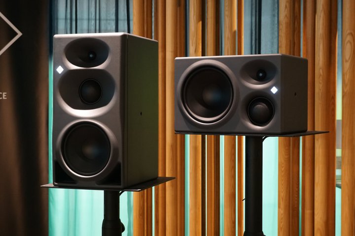 �m�C�}���A�V���j�^�[�X�s�[�J�[�B���^�uKH 310 II�v�ƃo�X���t�^�uKH 350�v�^�v���G���W�j�A�ɂ��R�����g��