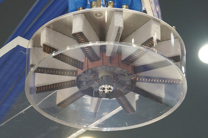 ȂiAgI[NV5Ǵgҁh~g̊p͐iނ