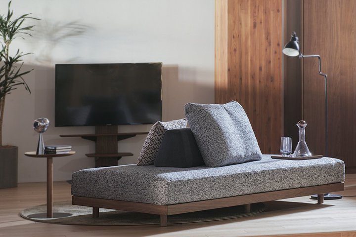 ��莩�R�ɂȂ����}�X�^�[�E�H�[���̐l�C�\�t�@�uDANISH FREE SOFA�v�A�l����V�[���ɍ��킹�ă��C�A�E�g�t���[