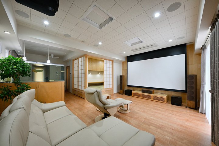 ���͂��ӂ��N���A�Ȓ��ɋ����I 130�^��7.2.4ch�V�X�e���������芴���郊�r���O�ɔ��������a