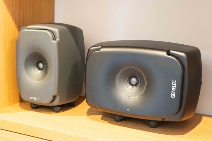 �f�X�N�g�b�v����e���r�܂Œu����GENELEC�I�u8331A�v�u8341A�v�u6040R�v��r���r���[