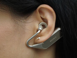 �\�j�[�A�����ǂ��Ȃ��g�f���A�����X�j���O�h���S���C�����X�C���z���uXperia Ear Duo�v