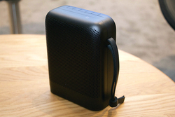 B&O PLAY�A�O��Ƀ��j�b�g��z�u����360�x�Đ����鏬�^Bluetooth�X�s�[�J�[�uBeoplay P6�v