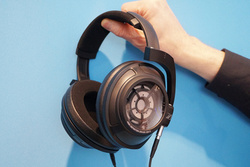 �[���n�C�U�[�A�g�t�̃w�b�h�t�H���Ձh�ɖ��^�w�b�h�z���ŏ�ʋ@�uHD 820�v���Q�l�o�W