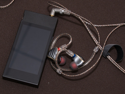 FiiO�uQ5�v��uM7�v�̏ڍׂ����炩�ɁBBluetooth�P�[�u����V�n�C�u���b�h�^�C���z������I