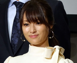 �V4K8K�q�������܂Ŏc�蔼�N�B�e�`�����l���̃��S�������\�A�[�L�������������ɑ��۔�