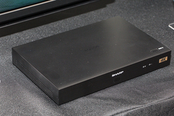 �V���[�v�A�V4K�q����������M�ł���u4K�`���[�i�[�v���J�����\�B11�����{�����\��