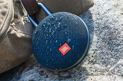 JBL�A���^�y�ʂŖh�����\IPX7�̃|�[�^�u��Bluetooth�X�s�[�J�[�uCLIP 3�v