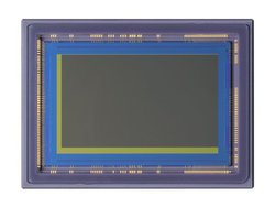 LmA0.001luxȉ̊łJ[悪Bł钴xCMOSZT[