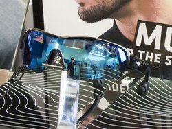 ��IFA���嗝�Ζ͗l�A���`���A�T���O���X�ƈ�̉��c�c���j�[�N��Bluetooth�C���z�������X�o��