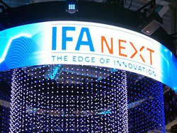 ��IFA���X�}�[�g�X�s�[�J�[�����E�ł��郌�R�[�h�v���[���[�ȂǁuIFA NEXT�v�Ɍ��I�Ȑ��i���W��