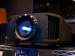 JVC�A���E���̖����p8K�v���W�F�N�^�[�uDLA-V9R�v�B10�����{��200���~�Ŕ���