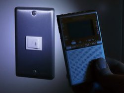 ���ŁA�Â���ŕ֗���LED���C�g����AM/FM���W�I�B�����ǖ��̊����\���ɂ��Ή�