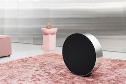 B&O�̐V�X�s�[�J�[�uBeosound Edge�v�̎�����MoMA�����i�W����㊯�RT-SITE�Ŏ��{�B10��26������