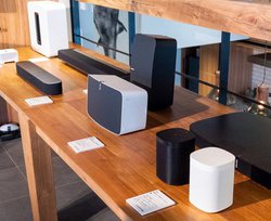 SONOS�A����������{��Wi-Fi�X�s�[�J�[�ȂǏ��������B�����T�C�g��Ӊ��Ɠd�A�A�}�]���ł��̔�