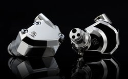 Campfire Audio�A�X�e�����X�X�e�B�[��➑̂��̗p��������C���z���uANDROMEDA S�v