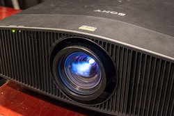 �֌W�҂����\�j�[�V4K�v���W�F�N�^�[�uVPL-VW855�v�̓����B���̉掿���L�҂��̌�