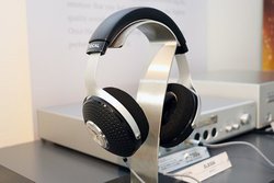 FOCAL�A�|�[�^�u���p�r��z�肵�����Џ��̃n�C�G���h���^�w�b�h�z���uELEGIA�v