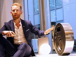 Bang & Olufsen�����Ɛ��E�I�f�U�C�i�[����B�N�w�ƍŐV�@�uBeosound Edge�v�̖��͂����
