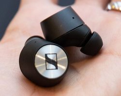 ���w�b�h�z���Ձ��[���n�C�U�[���̊��S���C�����X�C���z���uMOMENTUM True Wireless�v��12�������A3���~��㔼