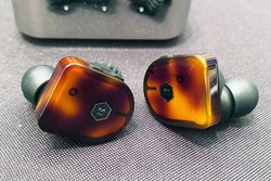 ���w�b�h�z���Ձ�MASTER&DYNAMIC���犮�S���C�����X�C���z���o��I Shure�VBT�P�[�u�����l�C