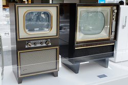 ���p�i�\�j�b�N100���N���J���[�e���r��VHS�A�e�N�j�N�X�ABD�ȂǉƓd�����񂾁g100�N�h��U��Ԃ�