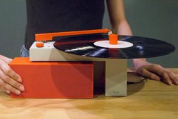 ���R�[�h�v���[���[��Bluetooth�X�s�[�J�[�����̂���uDUO�v�A�N���E�h�t�@���f�B���O�J�n