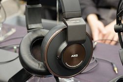 ���|�^�t�F�X��AKG�v���ɐV���f���ꋓ4�@��o��^JBL�~UA�̊��S���C�����X�C���z�����l�C