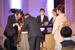 pi\jbNAu2017Nx DG̔XlӉvJÁB2017Nx̕\Ώۂ27X