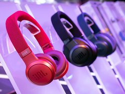 ��CES��JBL�A�w�b�h�z��/�C���z���V�V���[�Y�uLIVE�v5���f���B����3�@���Google�A�V�X�^���g/Alexa���Ή�