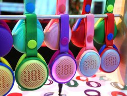 ��CES��JBL�A�[�q�J�o�[�s�v�ɐi�������V�h��Bluetooth�X�s�[�J�[�uFlip 5�v�B�L�b�Y�����@�uJR POP�v��