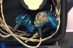 ���|�^����STAX�̎Չ��J�o�[�́g�\�z�ȏ�̐l�C�h�^���_�ސ�̃J�X�^��IEM�u�����h�u�A���t�@���f�V�x���v���o�W