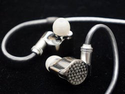 �\�j�[�A���̓C���z���uIER-Z1R�v���{�����������\�B20���~�O���3��23������